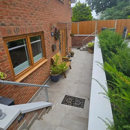 The Otters By Brand Hatch Fawkham Exterior photo