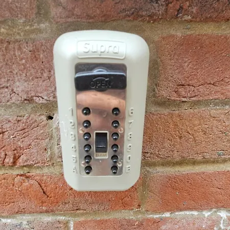 The Otters By Brand Hatch Fawkham Exterior photo